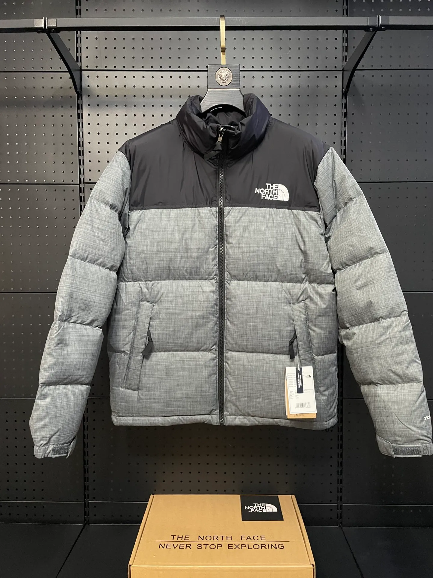 Gray 【The North Face 1996Nuptse 1996/Classic / / 】 ： The North Face" 、 。 The North Face" 。 The North Face。 。 , 。 The North Face" , Yosemite Half Dome, 。 + ： ✅ ：RDS Quality 700 / 280g ✅ ： ✅ ：YKK ISO 9000Quality ZP ✅ ：340TPremium ✅ ： ， ， Lightweight 。 ： ： DWR (DWR ） ～ ： 700 （RDS ) 1990 ， ， ， ， Lightweight 。